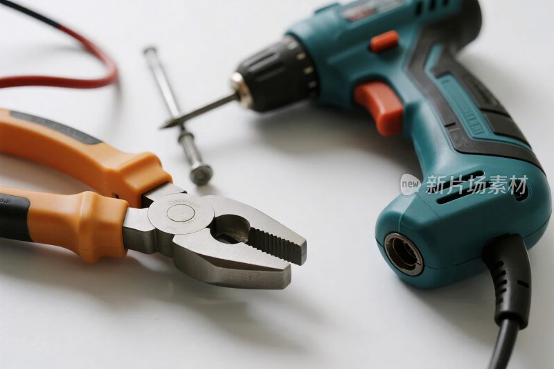 电钻与钢丝钳工具展示