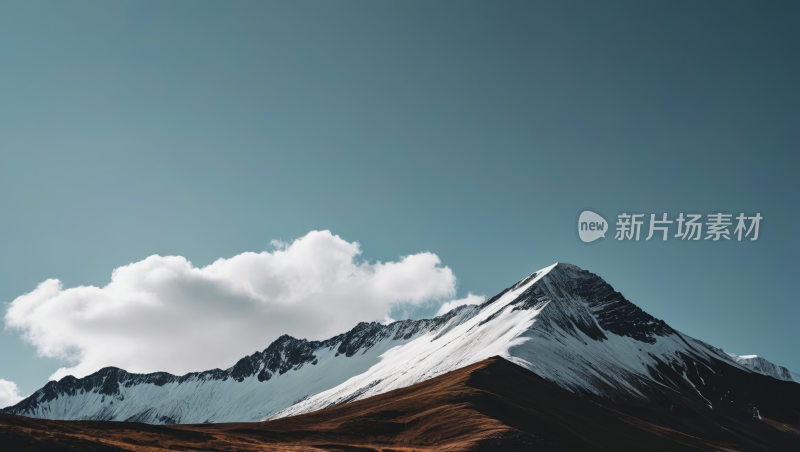 一座山峰白雪皑皑山脉高清风景图片