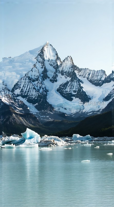 冰川湖畔雪峰耸立