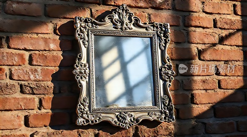 古镜映红砖墙