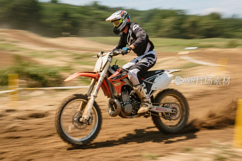 摩托车手赛场驰骋