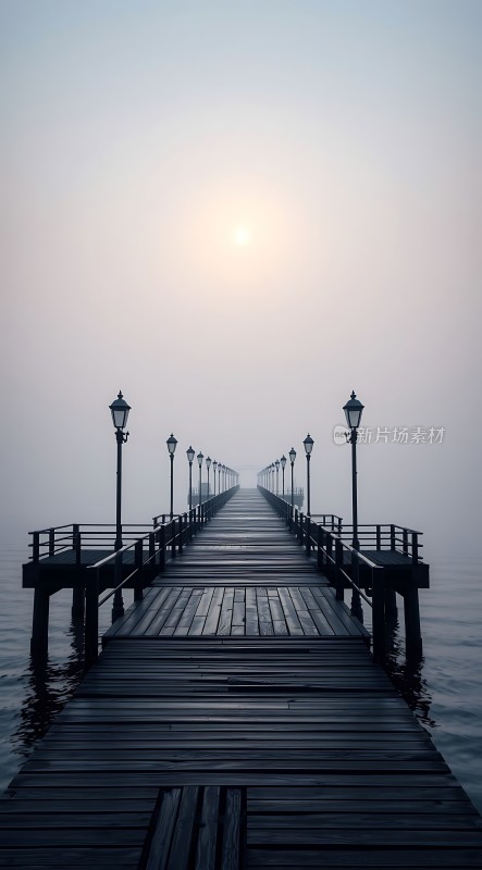 晨雾中的码头漫步