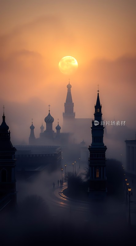 晨曦中的教堂与圆月