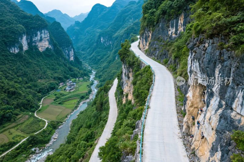 山间蜿蜒公路风景图