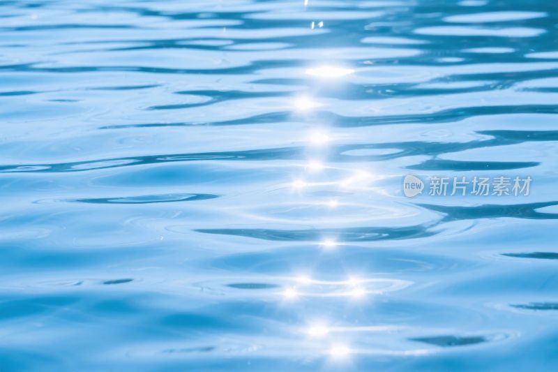 蓝色水面波光影效