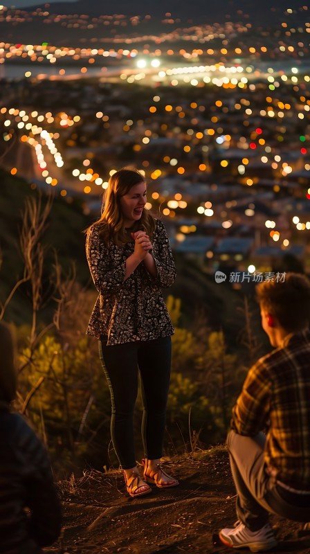 夜幕下城市灯光璀璨女子站在山顶与两人交谈