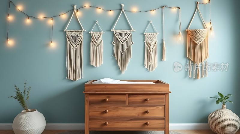蓝色墙壁上的编织艺术装饰画和木质抽屉柜