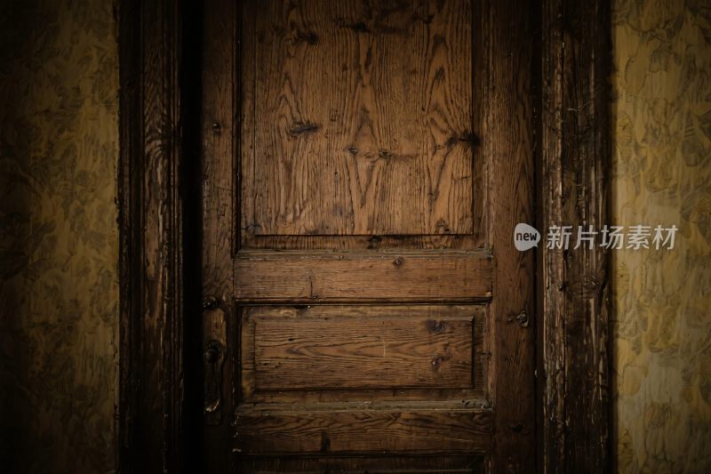 老旧木门与斑驳墙面