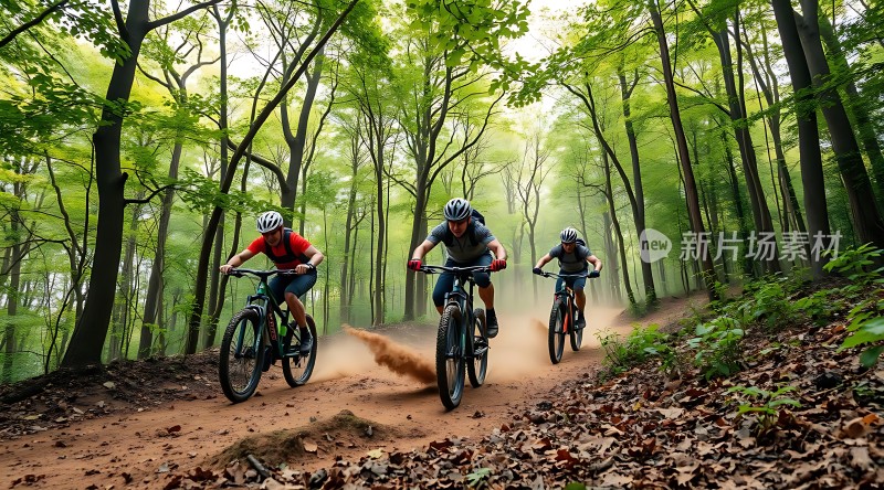 骑行者穿越森林小径享受自然风光与运动乐趣