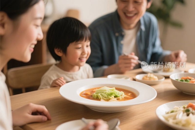 家庭用餐温馨场景