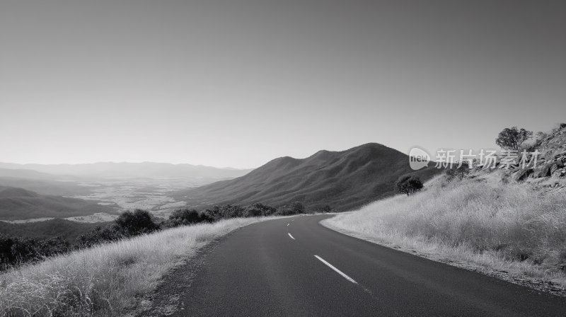 蜿蜒公路与远山风景