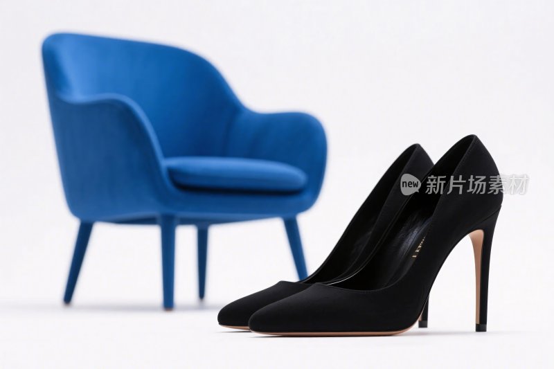 蓝色椅子与黑色高跟鞋
