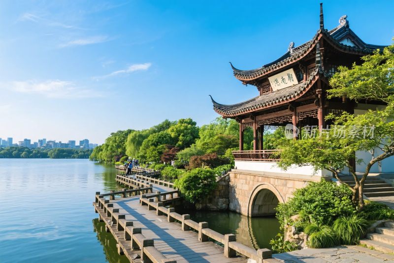 湖边古亭风景图