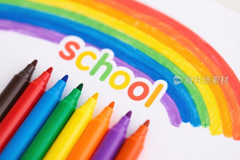 彩色蜡笔彩虹与学校插画