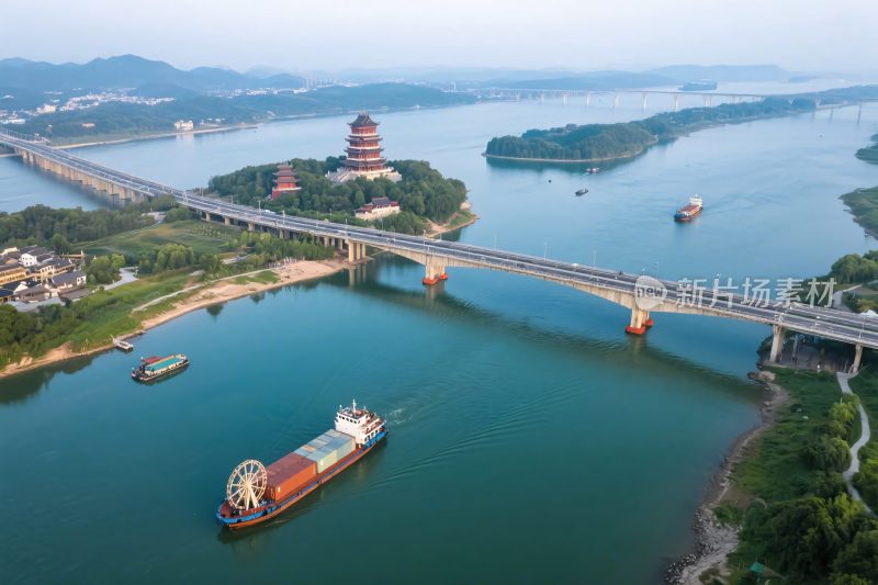 湖边古塔桥梁风光图