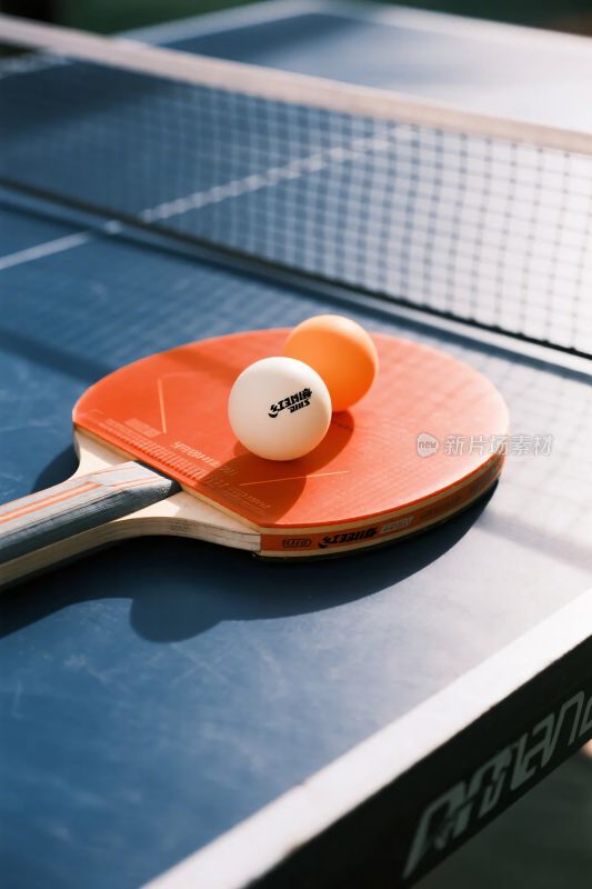 乒乓球拍与球特写