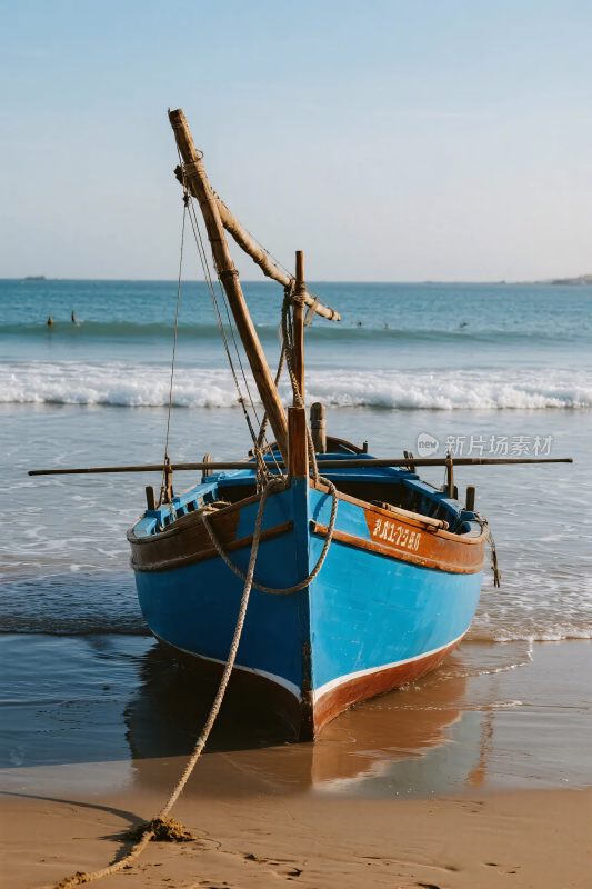 沙滩上的蓝色小船