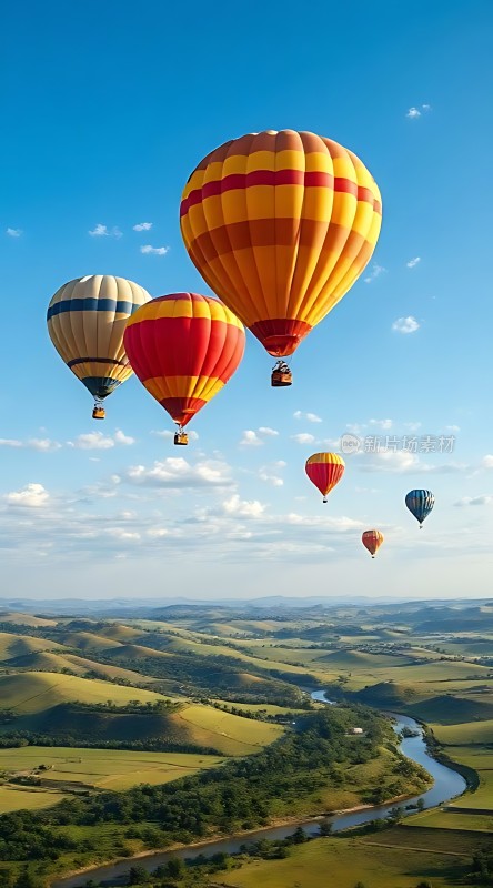 热气球翱翔绿野蓝天间
