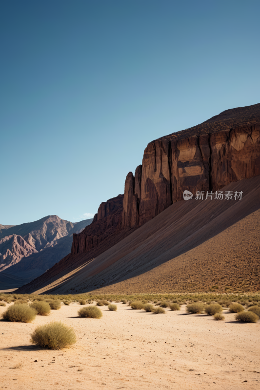 沙漠中的泥土和草地一座高山清风景图片