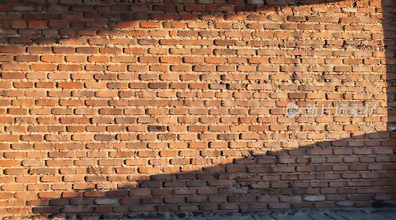 阳光下的红砖墙