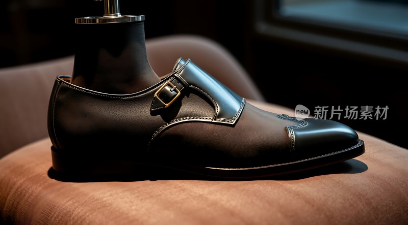 黑色皮鞋配棕色沙发
