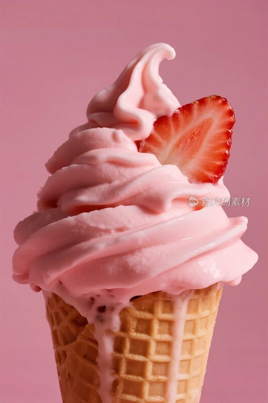 粉色草莓冰淇淋甜筒