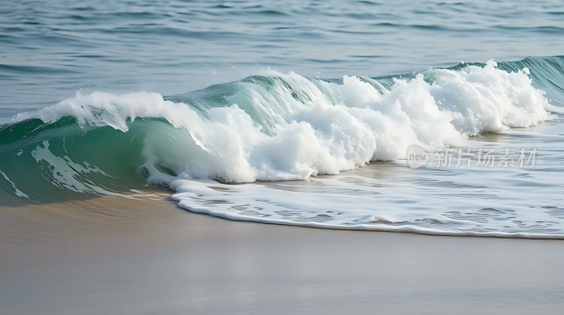 海浪轻拍沙滩