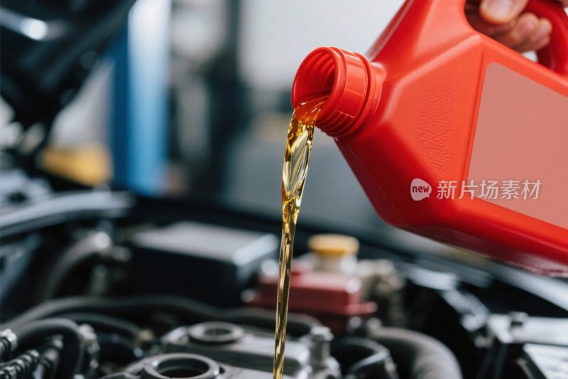 给汽车发动机加注机油场景