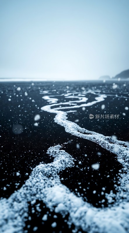 雪地上的白色小路