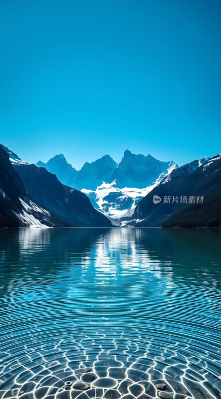 雪山倒影映碧波