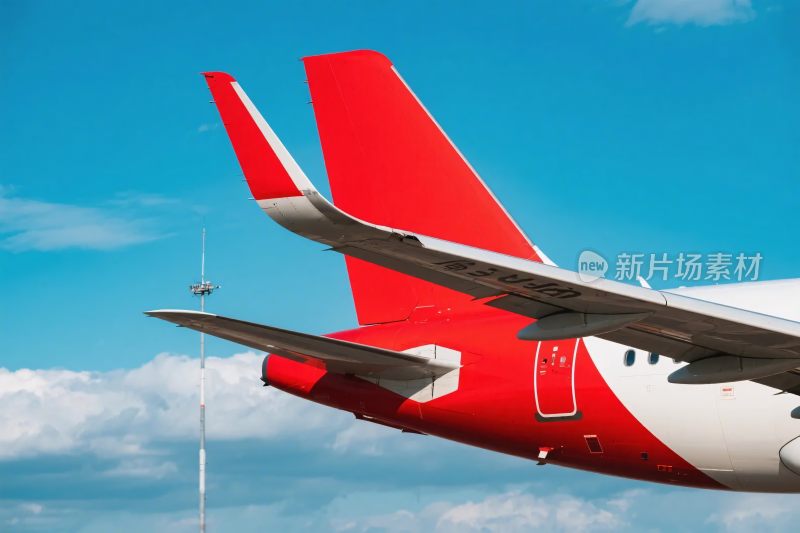 红白飞机尾翼特写