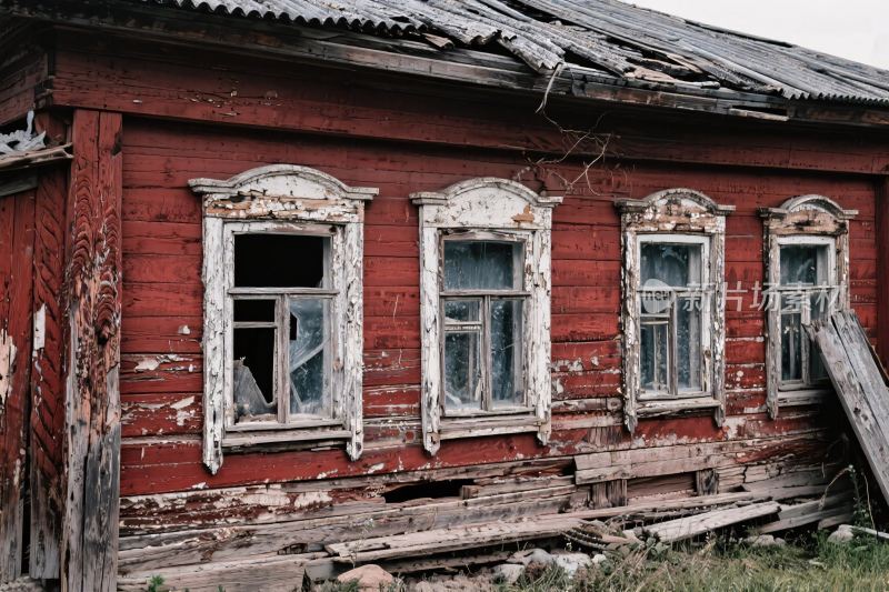 老旧红色木屋
