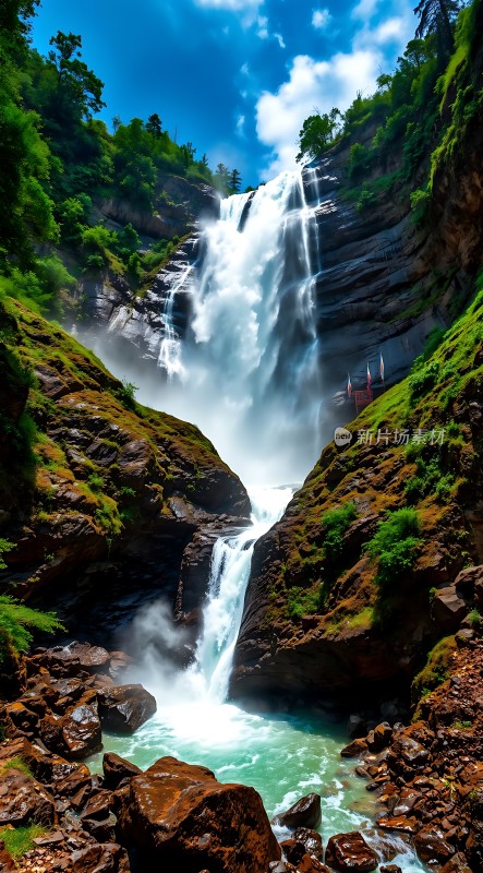 瀑布飞流直下绿树成荫碧波荡漾
