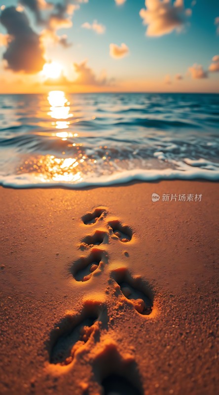 沙滩上的脚印夕阳下的海洋