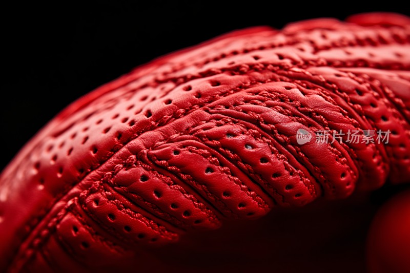 红色皮质物品特写