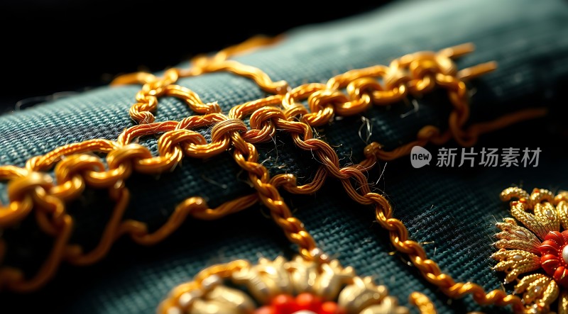 金色链条装饰细节