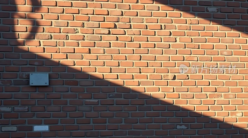 阳光下的红砖墙