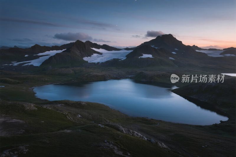 山湖雪山自然风光