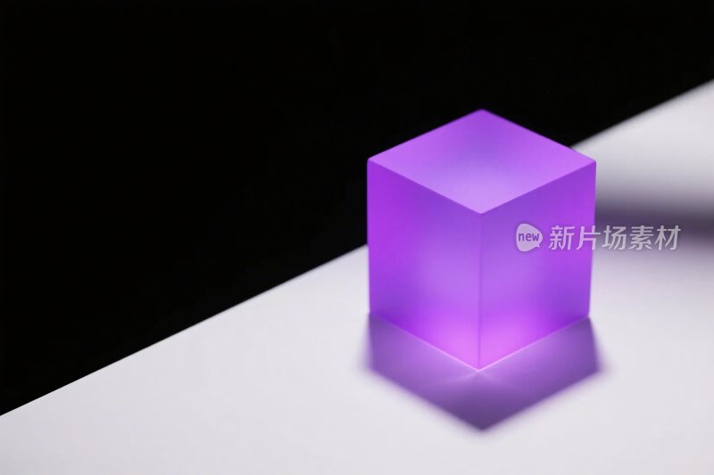 紫色透明立方体光影