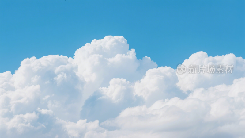晴朗天空下的云朵与阳光