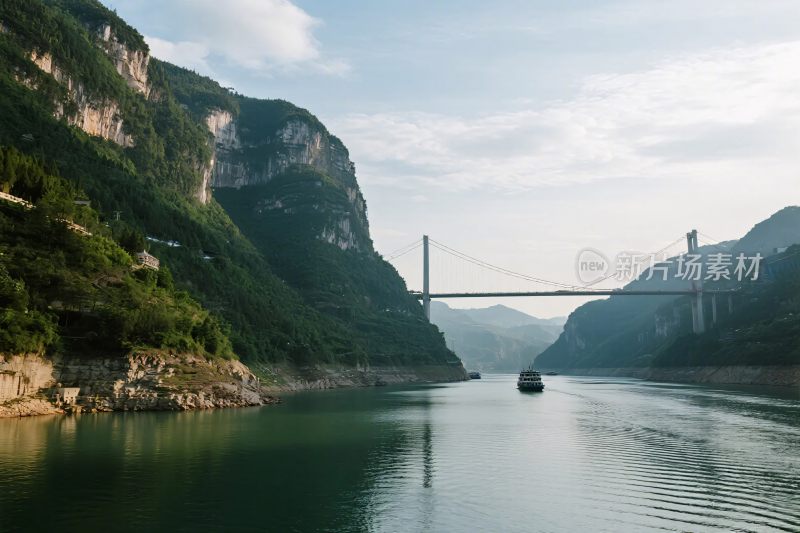 山水间的跨江大桥风景