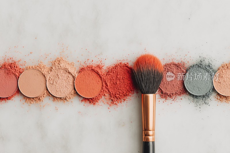 多彩粉饼与化妆刷静物图