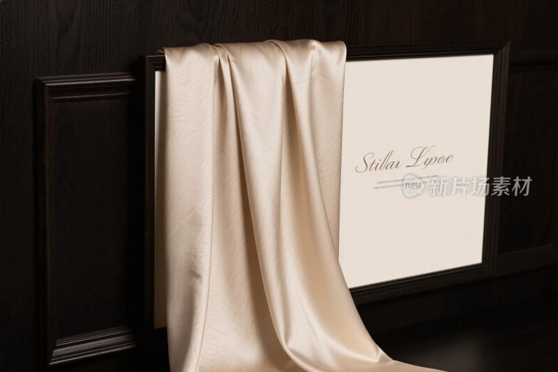 展示米色丝绸布料的画面