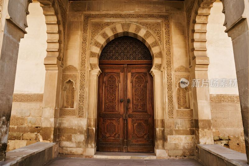 古建筑木门与拱门结构