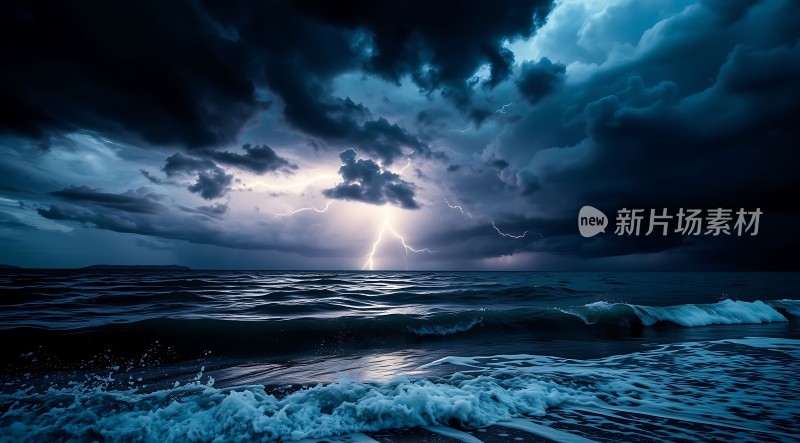 暴风雨中的闪电与海浪