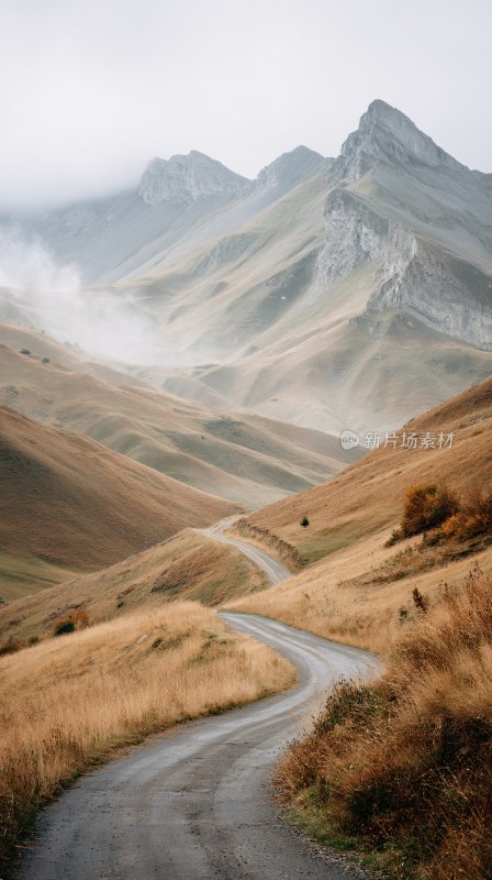 山间蜿蜒公路秋景图