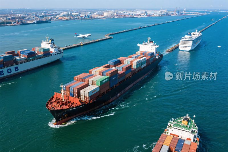 港口货轮与客船航拍图