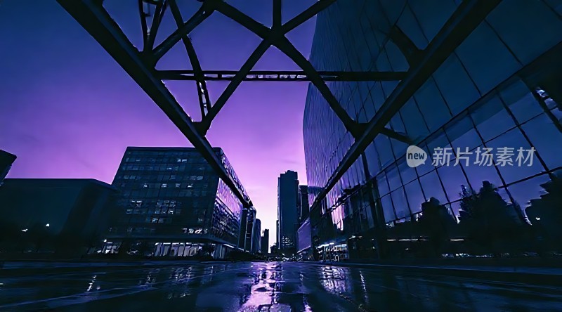 都市夜景下的现代建筑群