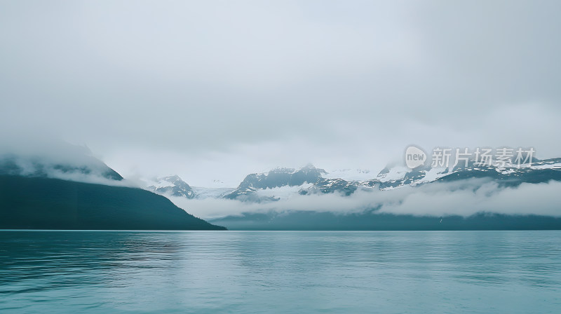 宁静山景雾和水倒影