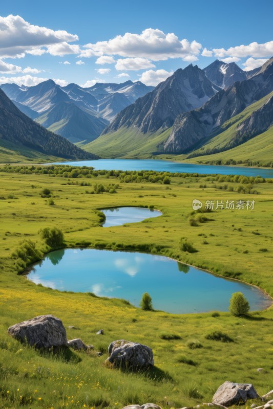 绿色山谷中山脉和湖泊有岩石和草风景图片